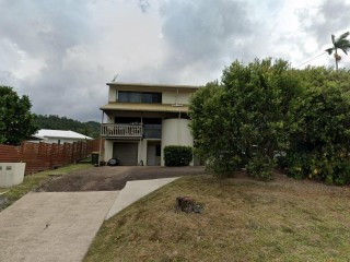 Ocean view coastal retreat, steps from Airlie Beach Main Street