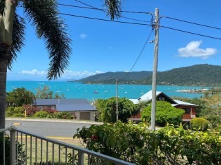 Spectacular Ocean Views – Furnished 2-Bedroom Unit in Prime Airlie Beach Location
