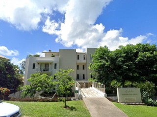 Contemporary Ground Floor Unit with Port of Airlie Views