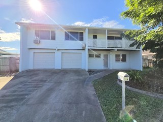 Sunny Family Retreat with Expansive Backyard and Double Garage in Kelso