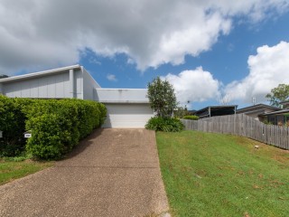 Stylish & Low-Maintenance Duplex in Prime Cannonvale Location
